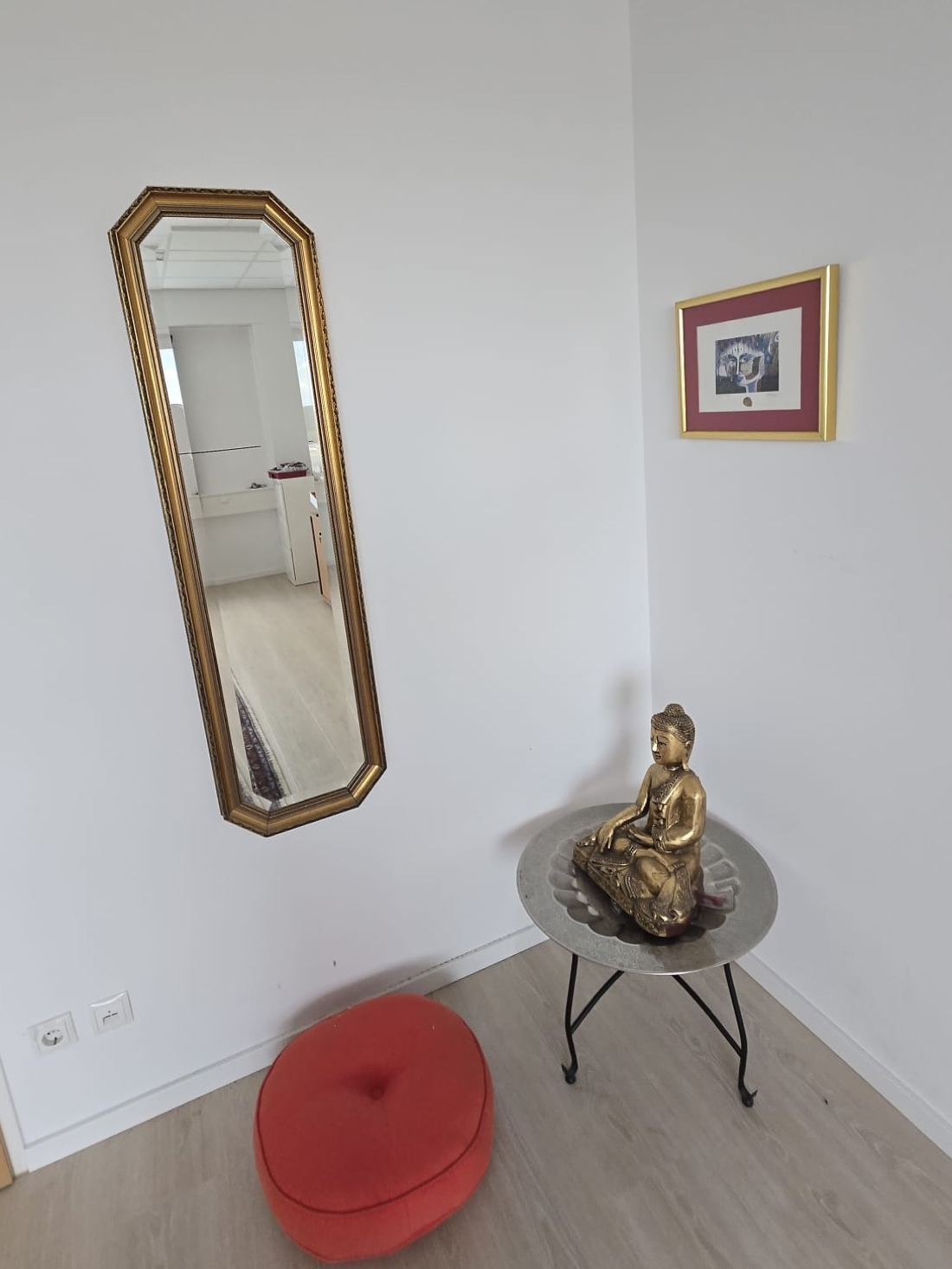 Goldener Buddha im Praxisraum
